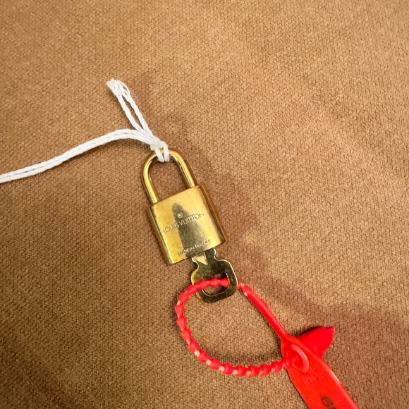 LV LOCK AND KEY - Picture 2 of 3